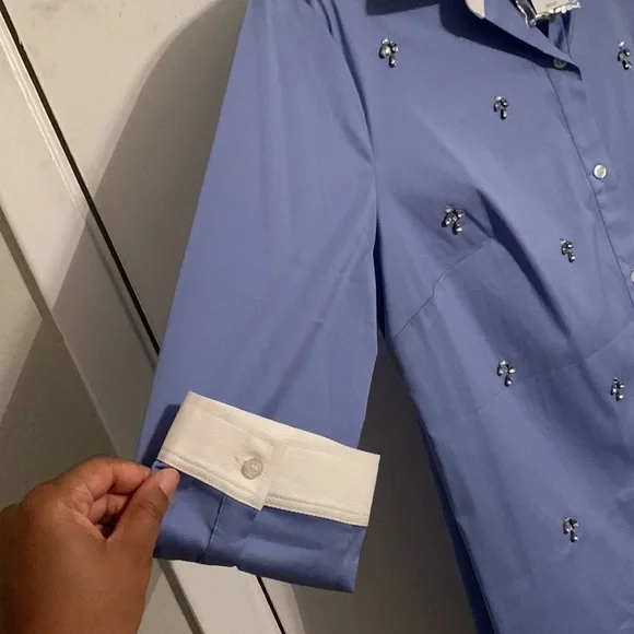 relaxed button down, point collar perfect shirt. 3/4 sleeves with button cuffs - Picture 2 of 4